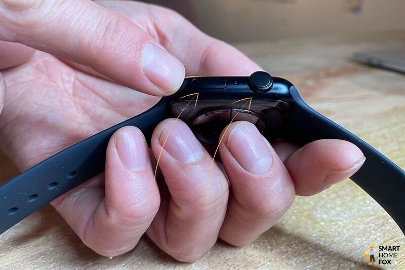 Man sieht die seitliche Taste sowie die Krone.